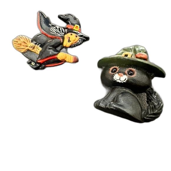 Vintage Hallmark Cards Inc Plastic Witch on Broom & Cat Brooch Pin - Picture 1 of 5